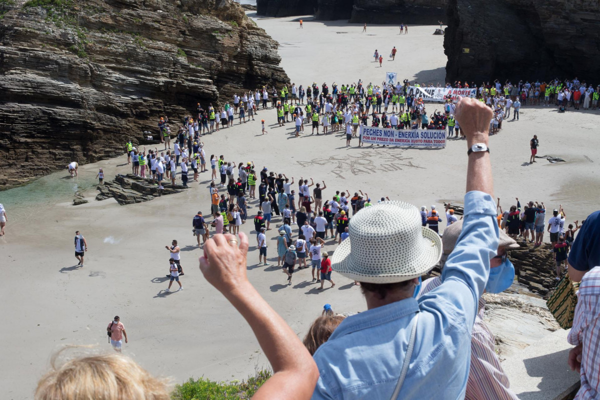 Los trabajadores de Alcoa toman, junto a sus familias, la emblemática playa de As Catedrais, en Ribadeo, Lugo (Galicia), a 26 de julio de 2020. La concentración tiene lugar para pedir a la multinaci