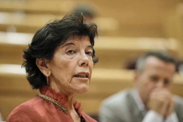 La ministra de Educación y Formación Profesional, Isabel Celaá, durante su intervención en una sesión de control al Gobierno en el Senado, en Madrid (España) a 14 de julio de 2020. Con este pleno, la Cámara Alta dará por terminada su actividad parlamentar