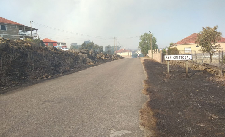 El mayor incendio forestal de Galicia en los últimos tres años golpea una zona arrasada por el fuego y la despoblación