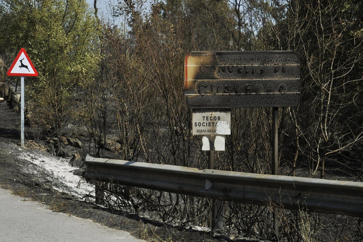 Cartel quemado por el incendio de Cualedro (Ourense).
