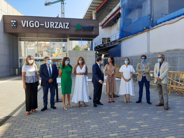 Acto de firma de la addenda al convenio para los accesos a la estación de Urzáiz, en Vigo.