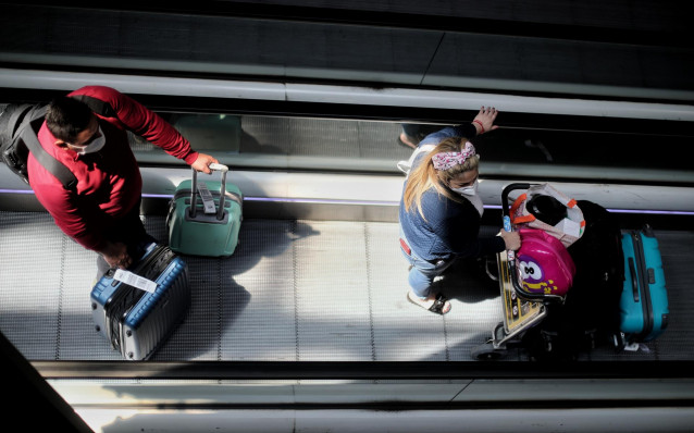 Pasajeros con maletas en la terminar T4 del Aeropuerto Adolfo Suárez Madrid Barajas, en Madrid (España), a 24 de julio de 2020