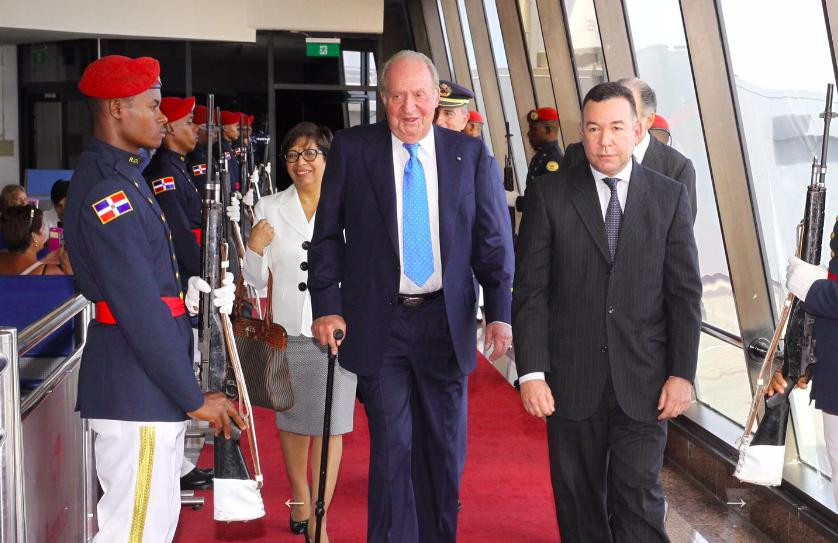 Don Juan Carlos, tras llegar a Repu00fablica Dominicana, junto al embajador jefe de Protocolo del Ministerio de Relaciones Exteriores