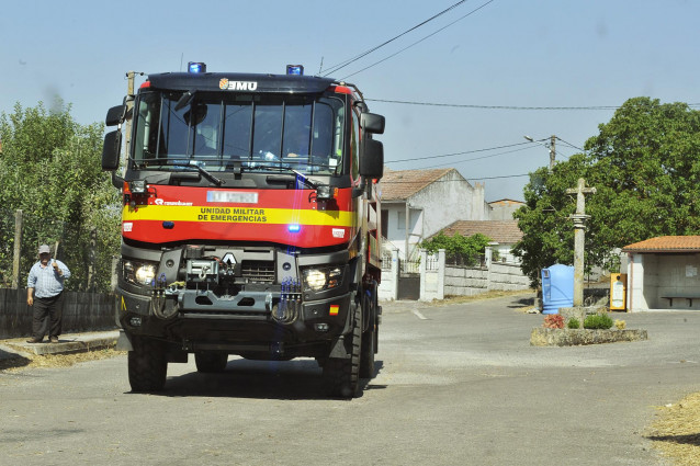 Un vehículo de la UME acude al incendio de Cualedro (Ourense).