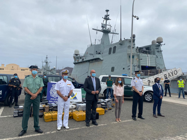 El delegado del Gobierno en Canarias, Anselmo Pestana, con autoridades a la llegada del BAM 'Rayo' con el alijo de cocaína incautada a un velero interceptado al sur de las Azores