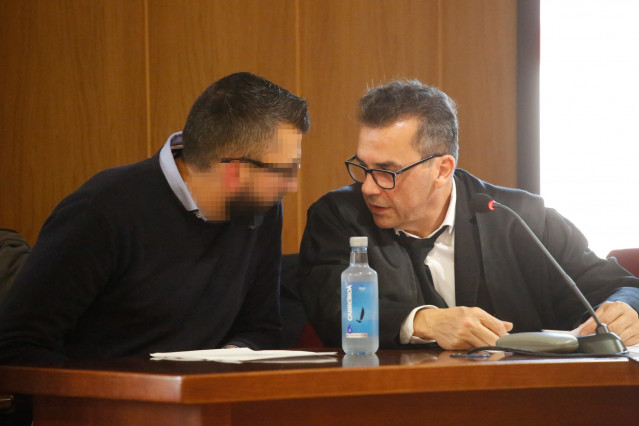 El presunto asesino de Ana Enjamio, César Adrio (i) y su abogado (d), en el juicio del crimen de Ana Enjamio en la Audiencia Provincial de Pontevedra con sede en Vigo, en Galicia (España), a 9 de diciembre de 2019.