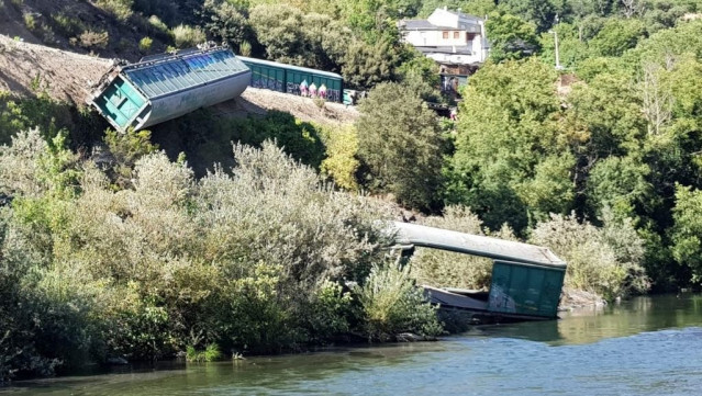 Foto de los vagones descarrilados en las inmediaciones del Sil remitida por Galicia en Común