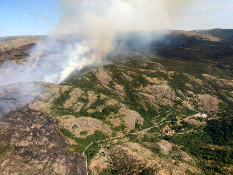 Dos incendios en Viana do Bolo (Ourense) llevan quemadas 60 hectáreas y uno aún está sin controlar