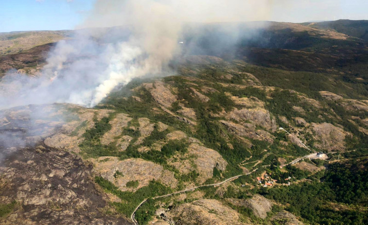 Dos incendios en Viana do Bolo (Ourense) llevan quemadas 60 hectáreas y uno aún está sin controlar