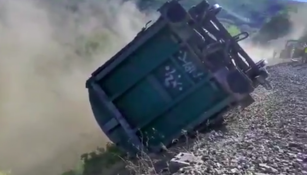 Vagones de mercancías descarrilados en Carballedas arrojados al Sil por ADIF