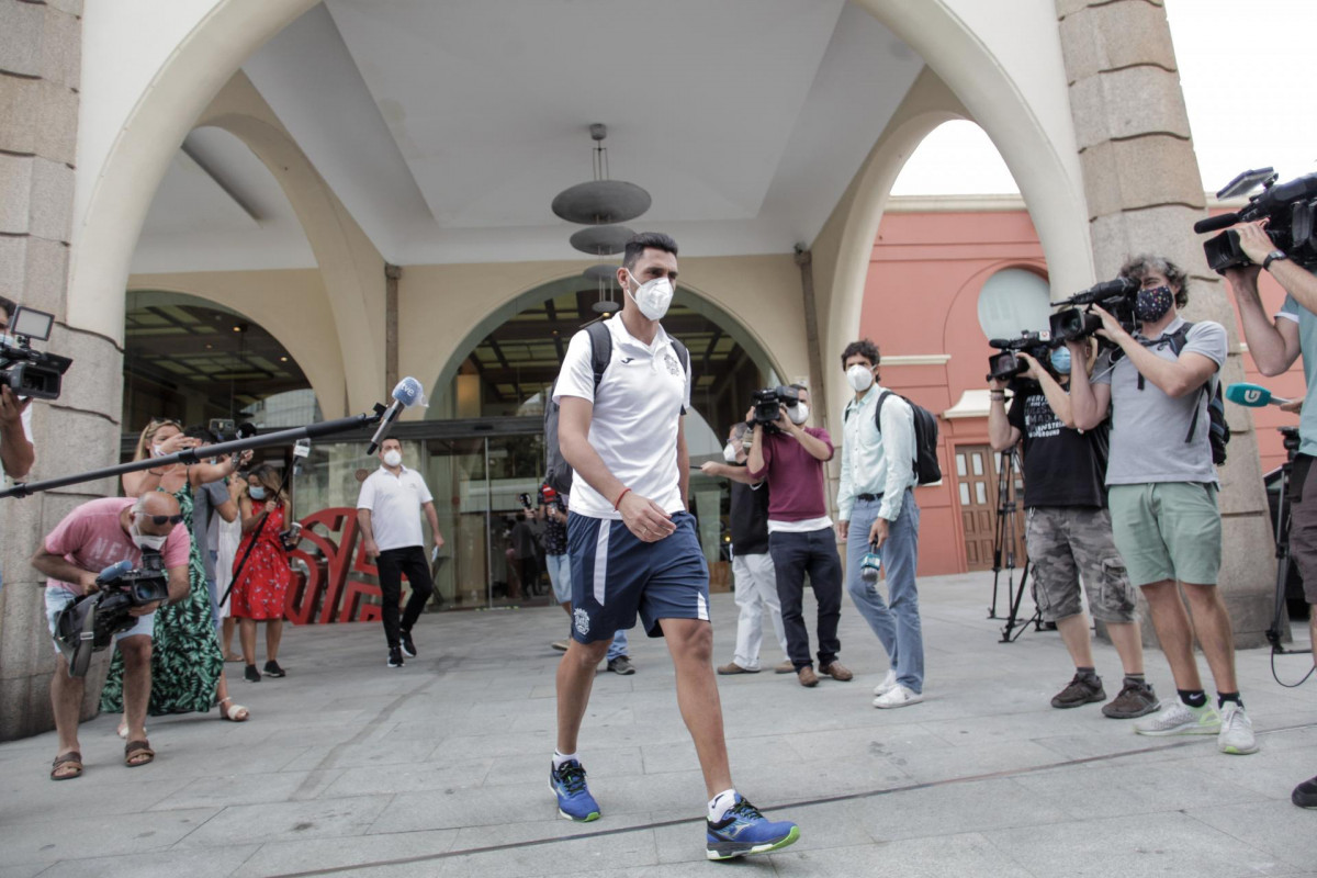 Uno de los 33 miembros del CF Fuenlabrada que ha recibido el alta epidemiológica abandona el hotel NH Finisterre donde permanecerán confinados los 13 jugadores restantes del equipo hasta recibir tam