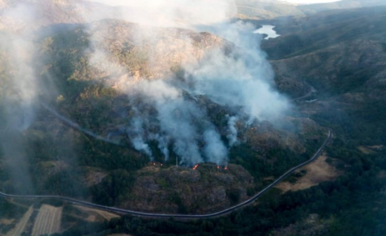 Uno de los incendios en Viana do Bolo lleva ardiendo desde el lunes y ha quemado 130 hectáreas