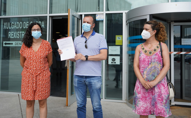 El BNG, con Noa Presas (en la foto a la izquierda) y Esteban Suárez (alcalde de Castrelo de Miño) llevan a la Fiscalía la denuncia de la moción de censura por posible 