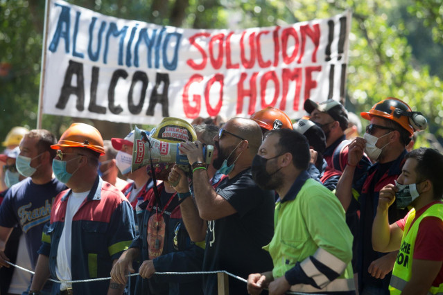 Un trabajador de Alcoa habla a través de un megáfono durante una concentración en apoyo al comité de empresa de la planta de San Cibrao momentos antes de su reunión con la dirección de Alcoa España para negociar el Expediente de Regulación de Empleo (ERE)