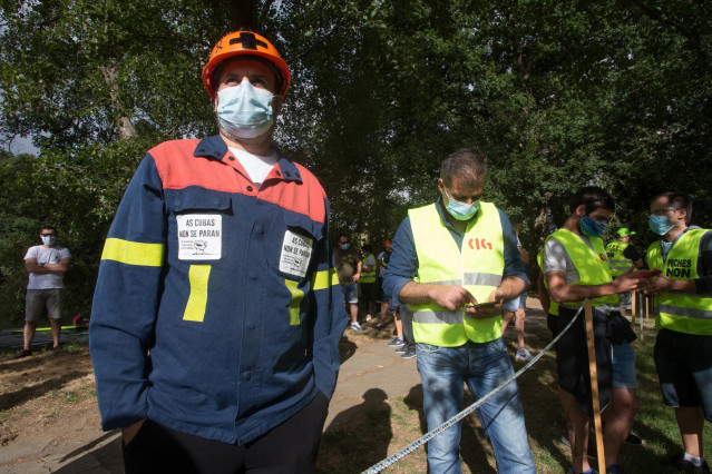 Trabajadores de Alcoa se concentran en apoyo al comité de empresa de la planta de San Cibrao momentos antes de su reunión con la dirección de Alcoa España para negociar el Expediente de Regulación de Empleo (ERE) antes del plazo previsto para ejecutar el
