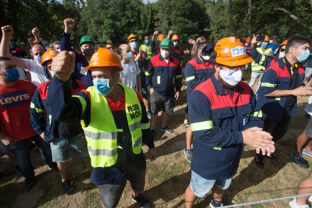 Trabajadores de Alcoa se concentran en apoyo al comité de empresa de la planta de San Cibrao momentos antes de su reunión con la dirección de Alcoa España para negociar el Expediente de Regulación de Empleo (ERE) antes del plazo previsto para ejecutar el