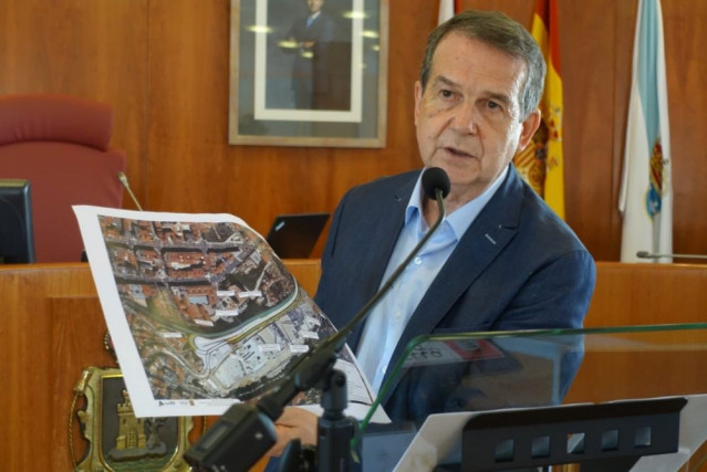 El alcalde de Vigo, Abel Caballero, muestra un plano de la zona