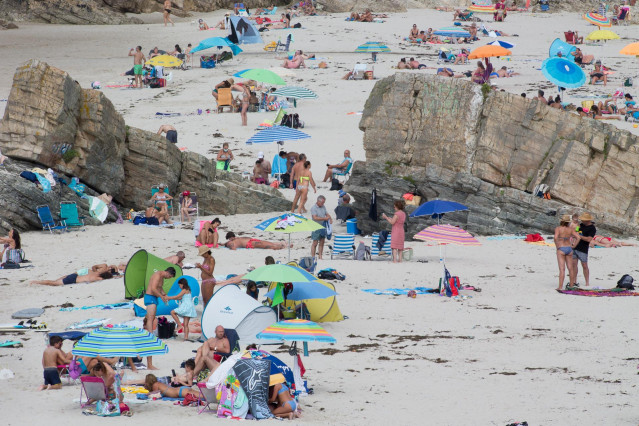 Visitantes en la playa en A Mariña (Lugo/Galicia) a 27 de julio de 2020.