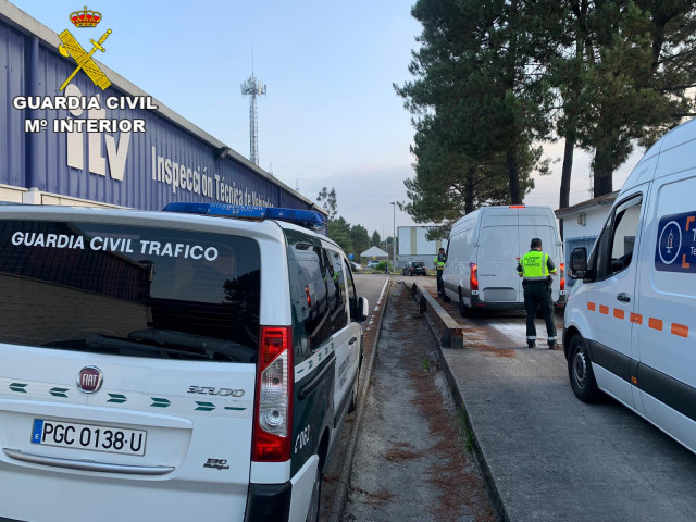 Control de la Guardia Civil en la A-52 en O Porriño (Pontevedra) a furgonetas de paquetería.