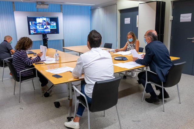Reunión del conselleiro de Sanidade y otros cargos con alcaldes de la comarca de A Coruña sobre la evolución de la COVID-19.