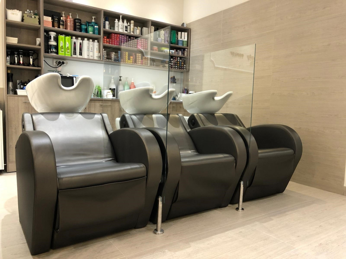 Mampara instalada por la empresa Debama en una peluquería para las medidas de seguridad por el coronavirus