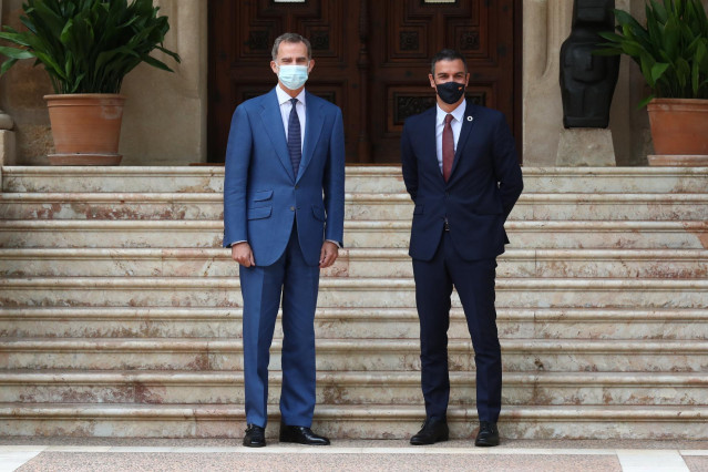 El rey Felipe VI (i) y el presidente del Gobierno, Pedro Sánchez, posan minutos antes del comienzo de un despacho programado sobre asuntos oficiales en el palacio de Marivent de Palma. En Palma de Mallorca, Islas Baleares, (España), a 12 de agosto de 2020