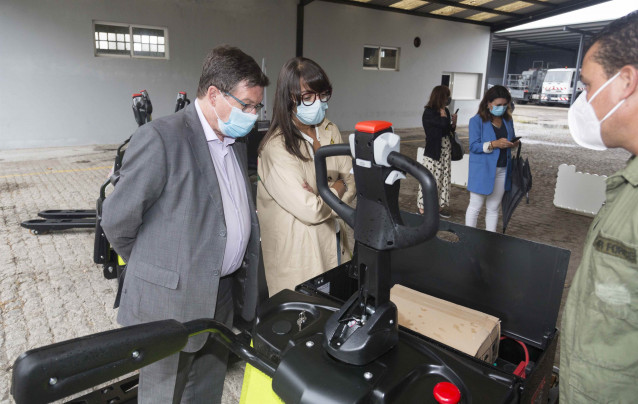La Diputación de Pontevedra entrega transpaletas para el programa 'basura electrónica'.