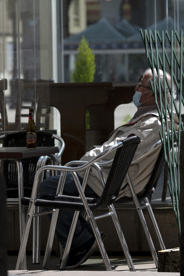 Un hombre de edad avanzada en una terraza de la capital de A Coruña, el día que en el que la provincia pasa junto al resto de las que componen Galicia -Pontevedra, A Coruña y Ourense- a la Fase 1 del Plan de Desescalada establecido por el Gobierno de Espa