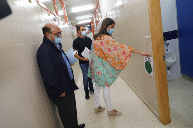 La conselleira de Educación, Carmen Pomar, visita el CEIP Santomé, en Cambados (Pontevedra)