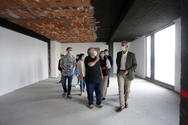Alfonso Rueda visita las obras del edificio de Benito Corbal en Pontevedra