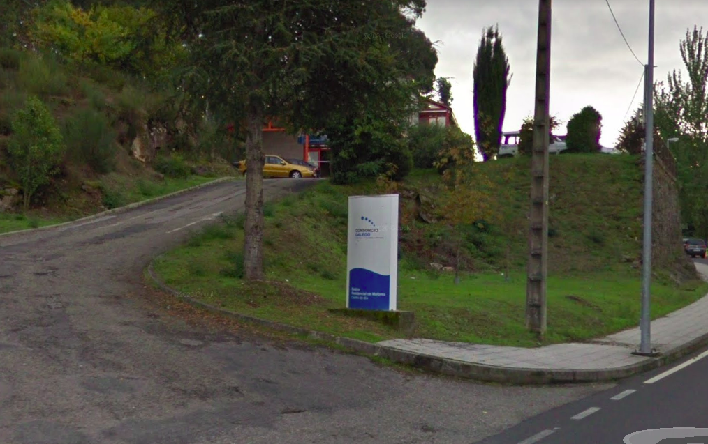 Entrada al recinto del Centro de Du00eda de As Neves, que comparte ubicaciu00f3n con el centro de salud local