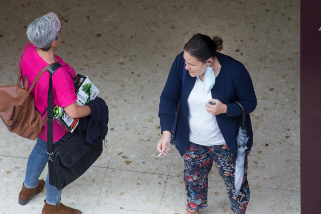 Una persona fuma durante el primer día de la prohibición de realizarlo en la vía pública en Galicia si no existe una distancia de dos metros de separación