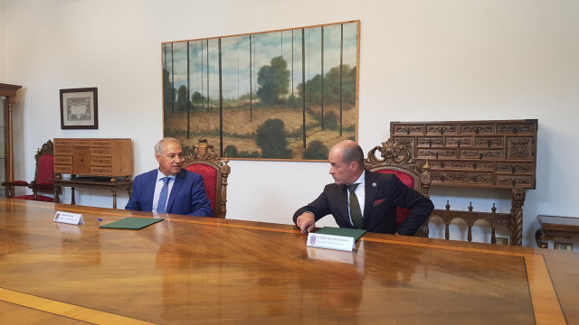 El presidente de la Diputación de Lugo, José Tomé Roca, durante la firma de un acuerdo para el máster en Dirección de Personas