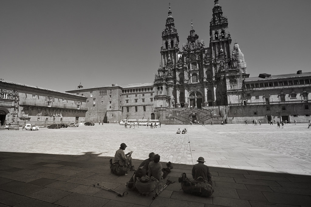 Peregrinos al final del Camino de Santiago en el Obradoiro en una imagen de Rogelio Carballo CC BY NC SA 20