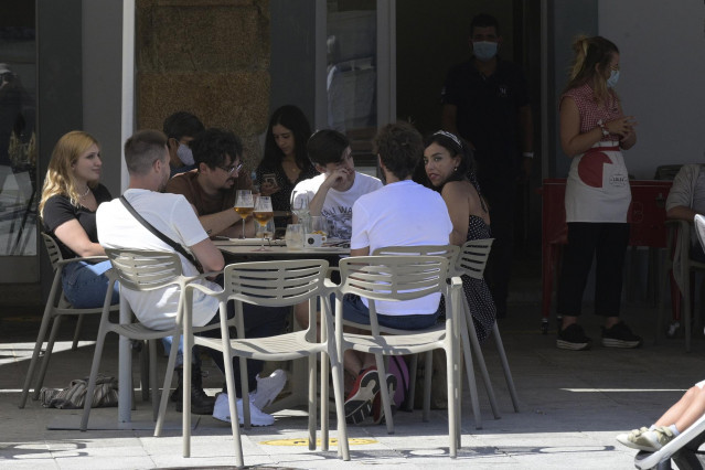 Ambiente en una terraza en el primer día de la prohibición de fumar en la vía pública sin distancia de dos metros