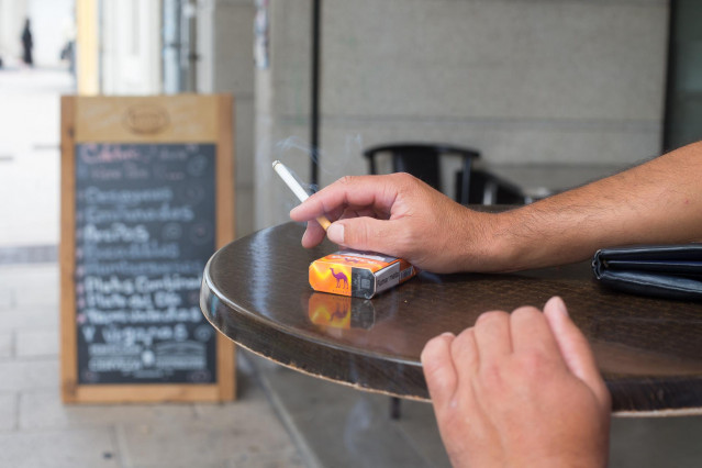 Una persona fuma en una terraza durante el primer día de la prohibición de realizarlo en la vía pública en Galicia si no existe una distancia de dos metros de separación con otras personas para evitar contagios de Covid-19, en Lugo, a 13 de agosto