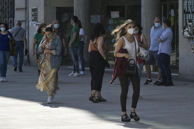 Ambiente en las calles de A Coruña tras la prohibición de fumar sin distancia de seguridad