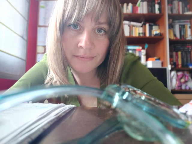 La escritora Verónica García Peña en su casa de Gijón