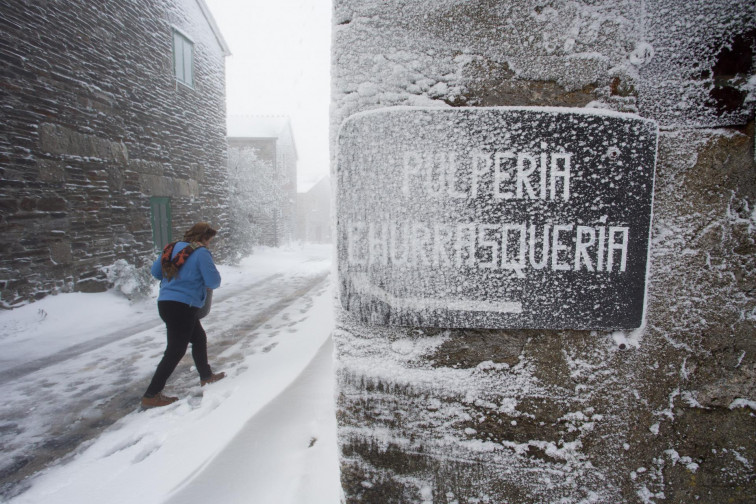 Restringida la circulación de camiones en la A-6 a la altura de Pedrafita por la gruesa capa de nieve
