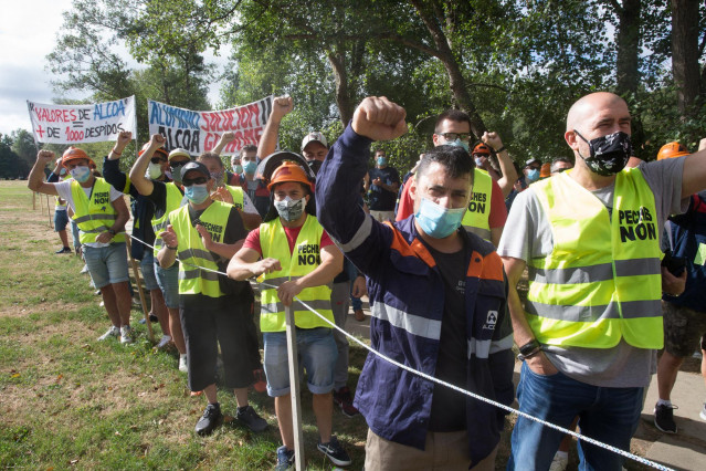 Trabajadores de Alcoa se concentran en apoyo al comité de empresa de la planta de San Cibrao momentos antes de su reunión con la dirección de Alcoa España para negociar el Expediente de Regulación de Empleo (ERE) antes del plazo previsto para ejecutar el