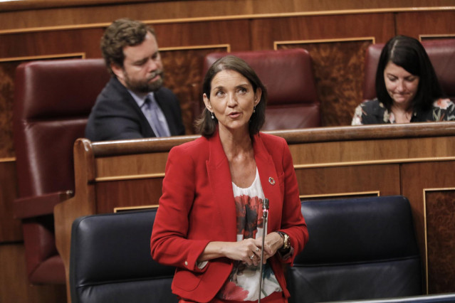 La ministra de Industria, Turismo y Comercio, Reyes Maroto, interviene durante la penúltima sesión plenaria en el Congreso de los Diputados antes del paréntesis estival, en Madrid (España)