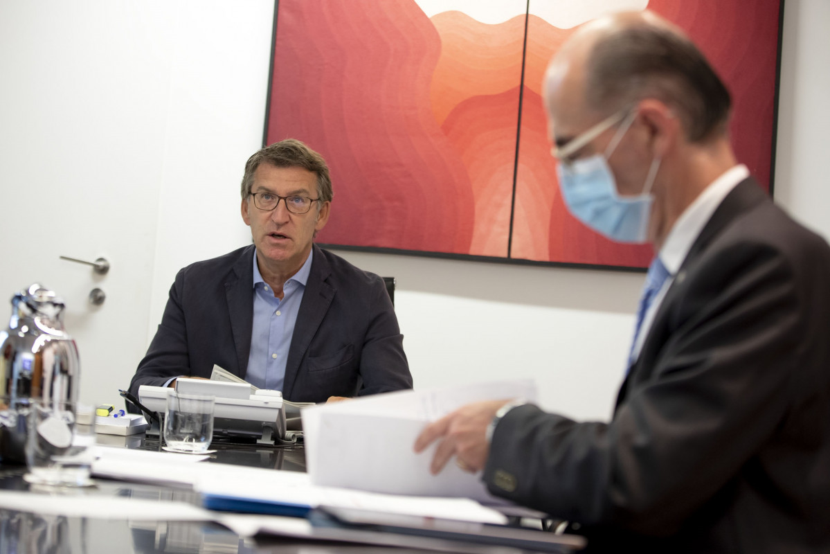 El presidente de la Xunta, Alberto Núñez Feijóo, y el conselleiro de Sandiade, en la reunión del comité clínico
