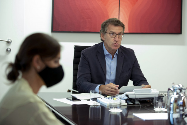 El presidente de la Xunta, Alberto Núñez Feijóo, y la conselleira de Educación, Carmen Pomar, en la reunión del comité clínico