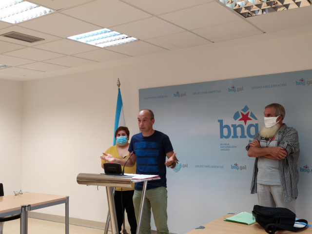 El portavoz del BNG en Touro, Xoán Louzao, habla sobre la gestión de residuos en la mina de Touro acompañado del portavoz de Medio Rural del BNG, Xosé Luis Rivas 'Mini', y la diputada Iria Carreira.