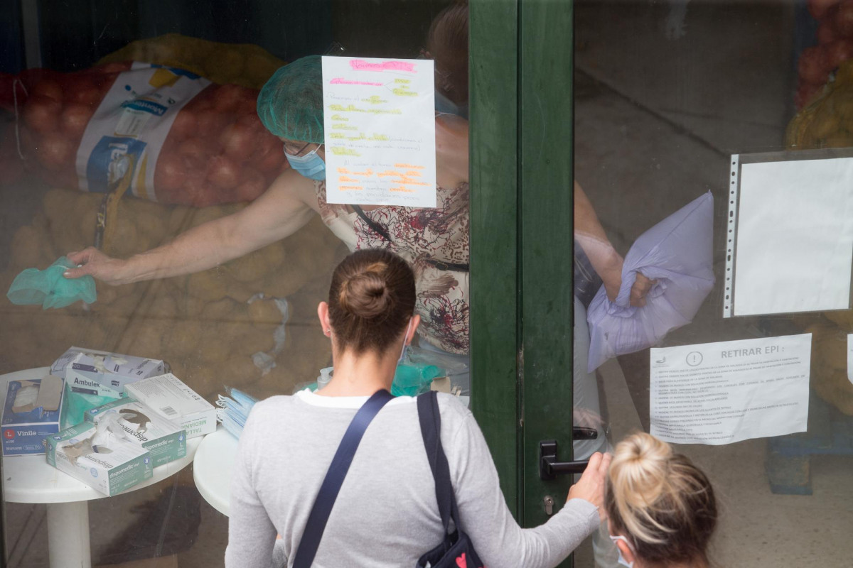 Dos mujeres a la entrada de la residencia de ancianos de O Incio, en Lugo (España), donde se ha detectado un brote de coronavirus, el 20 de agosto de 2020.