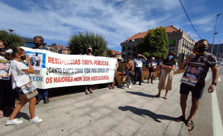 (VÍDEO) ​“Los mayores no son mercancía”: décima semana de protestas contra la gestión de la residencia DomusVi de Cangas