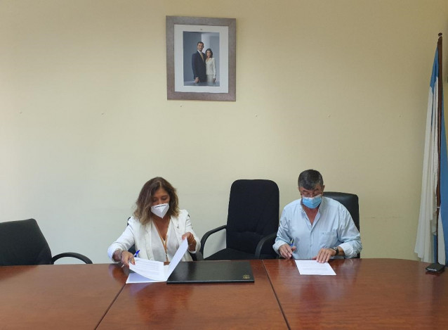 Firma de un acuerdo entre Greenalia (Beatriz Mato) y el alcalde de Ourol
