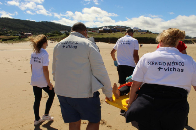 Equipo médico de Vithas atiende a los participantes y organizadores del Abanca Pantín Classic Galicia Pro celerado en Valdoviño (A Coruña)