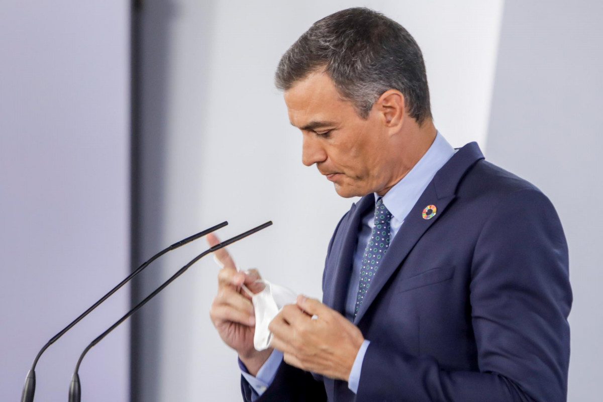 El presidente del Gobierno, Pedro Sánchez, antes de ofrecer una rueda de prensa al término de la primera reunión del Consejo de Ministros en Moncloa tras el periodo estival en la que informa sobre 