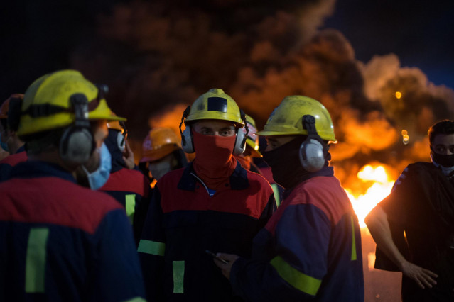 Manifestantes durante una concentración nocturna convocada por el comité de Alcoa San Cibrao, en el entorno de la fábrica de San Cibrao, cortan el acceso a la fábrica en Lugo, Galicia (España), a 30 de junio. La manifestación, es una de las tantas que ha